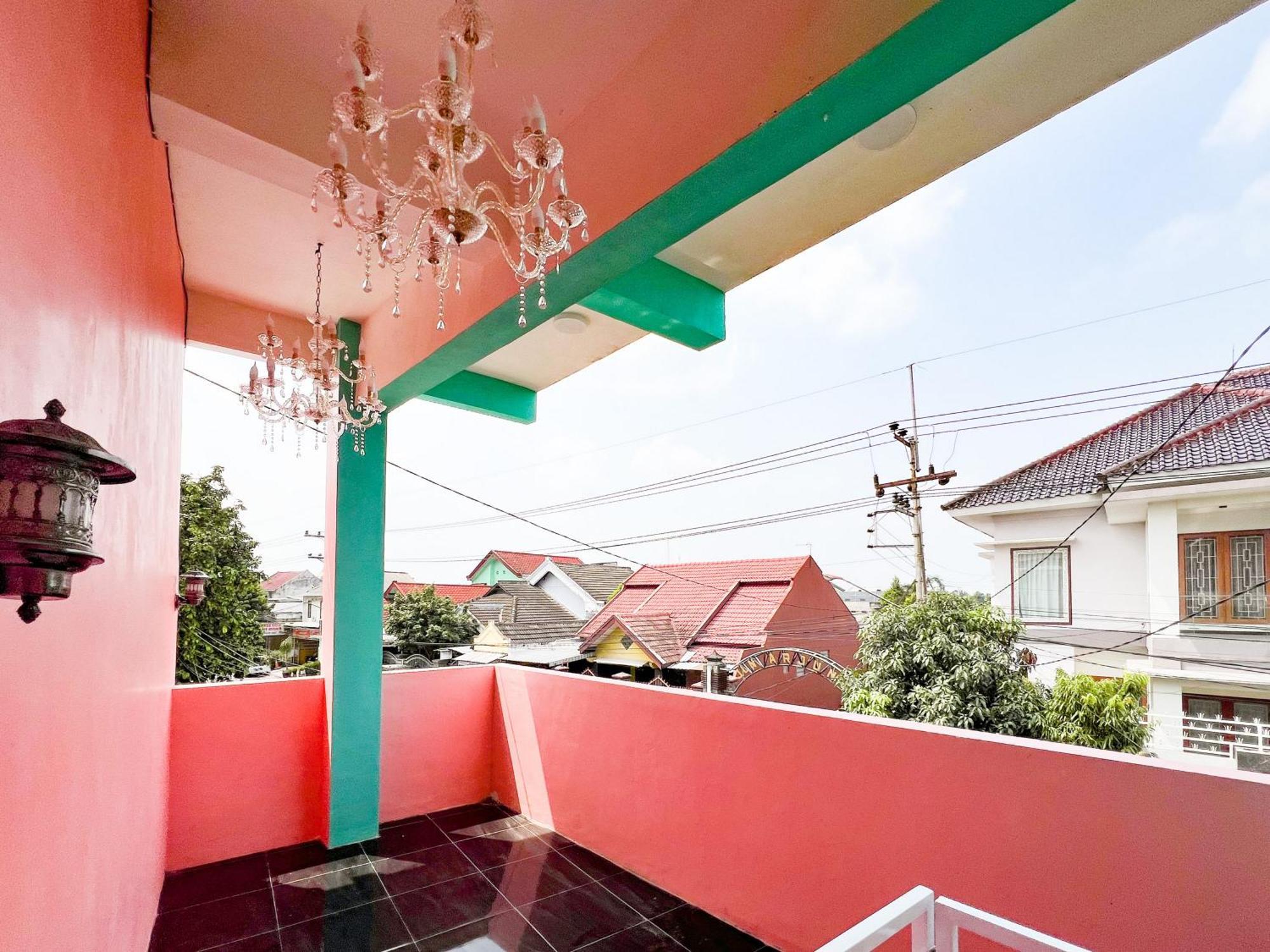 Reddoorz Near Sunrise Mall Mojokerto Buitenkant foto