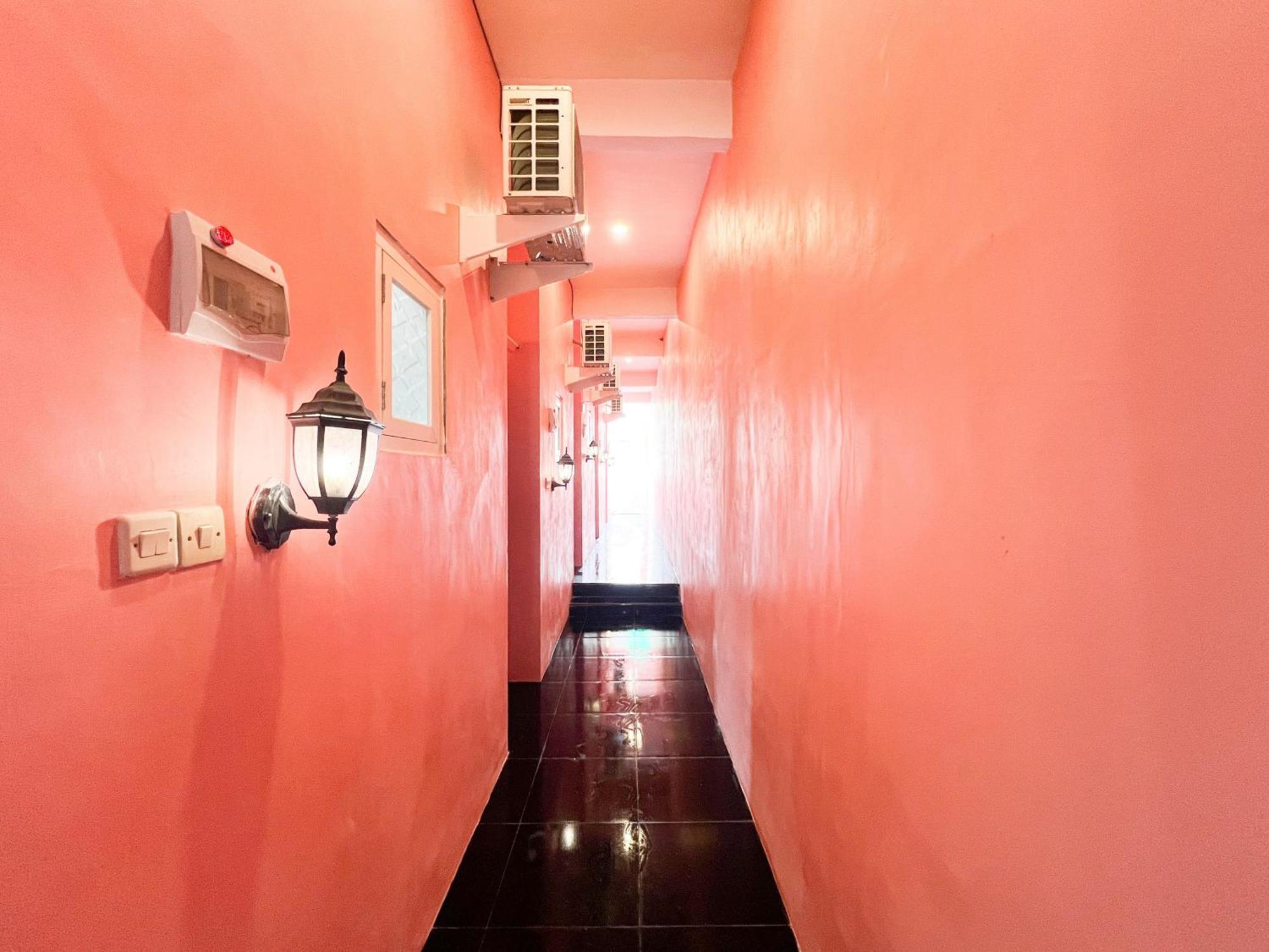 Reddoorz Near Sunrise Mall Mojokerto Buitenkant foto