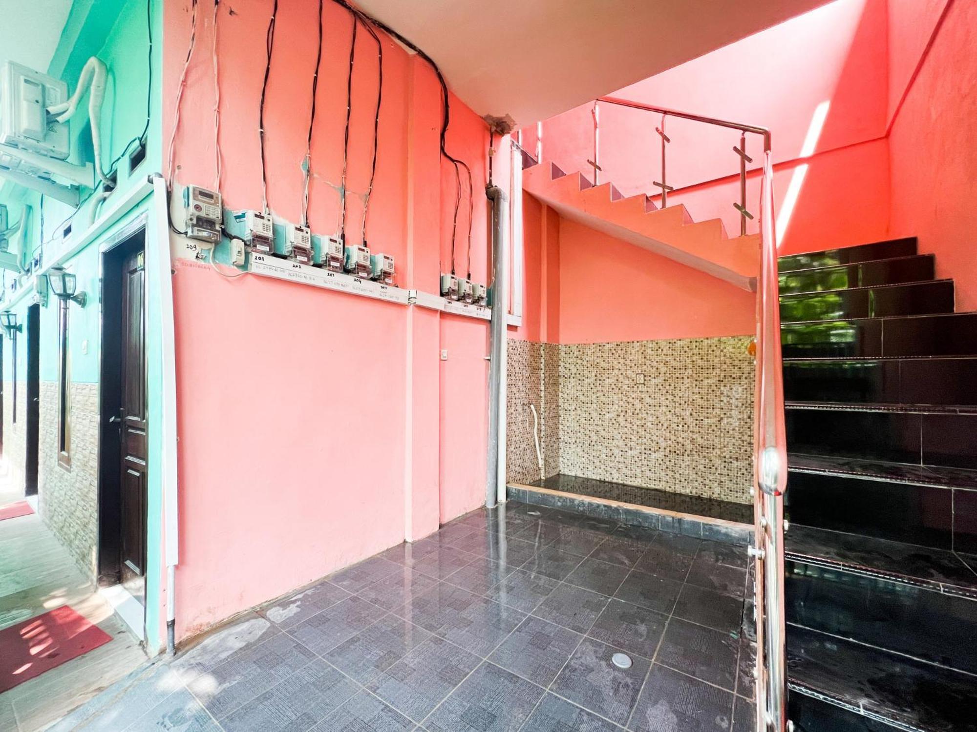 Reddoorz Near Sunrise Mall Mojokerto Buitenkant foto
