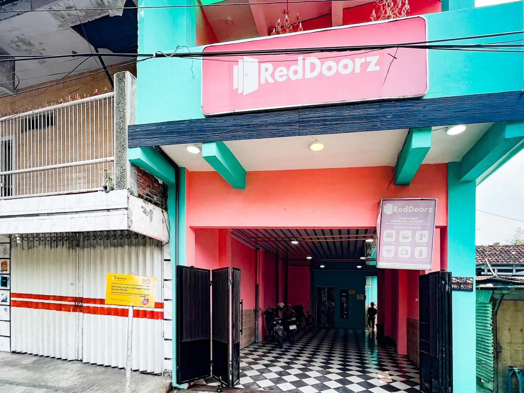 Reddoorz Near Sunrise Mall Mojokerto Buitenkant foto