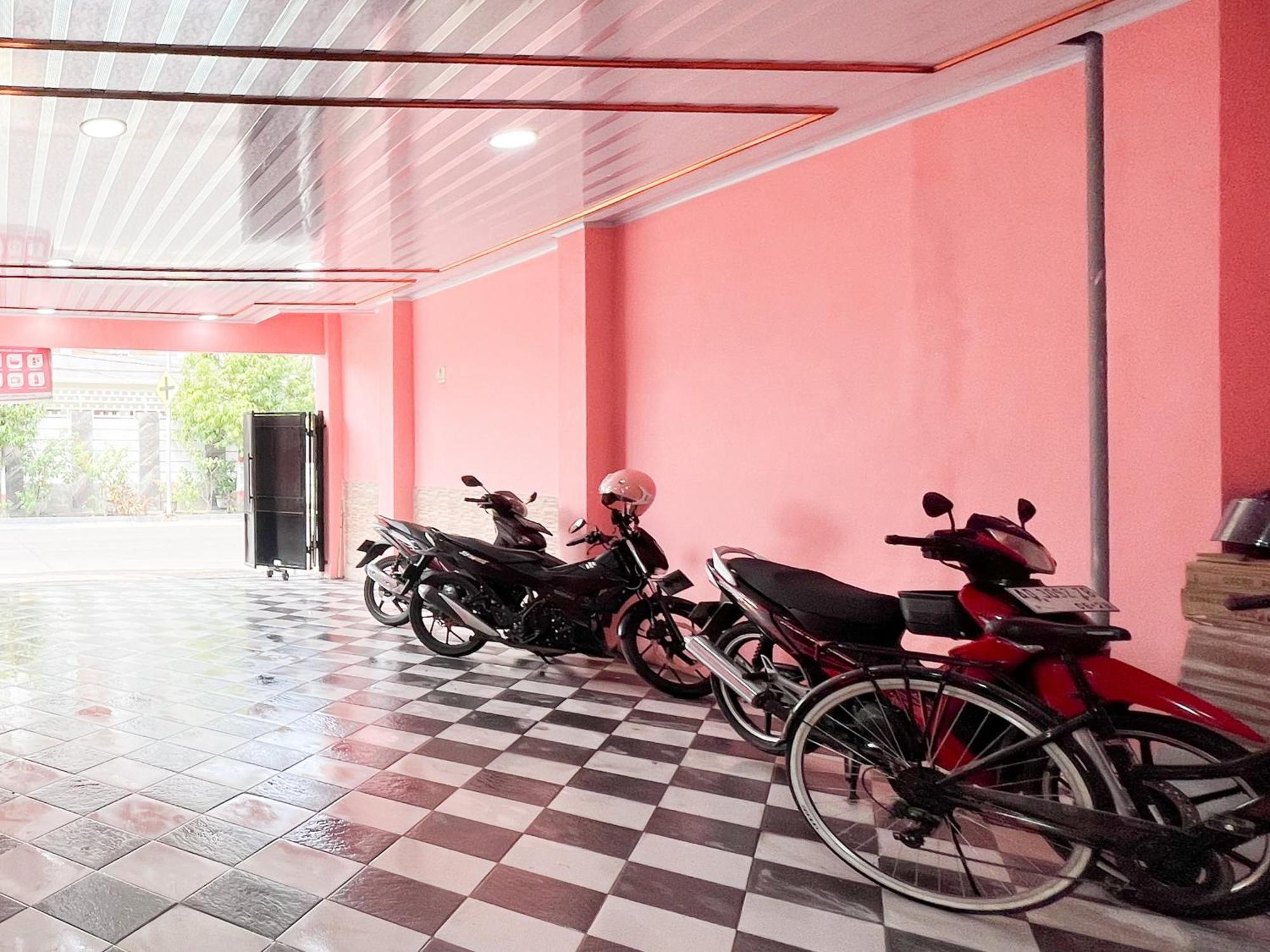Reddoorz Near Sunrise Mall Mojokerto Buitenkant foto