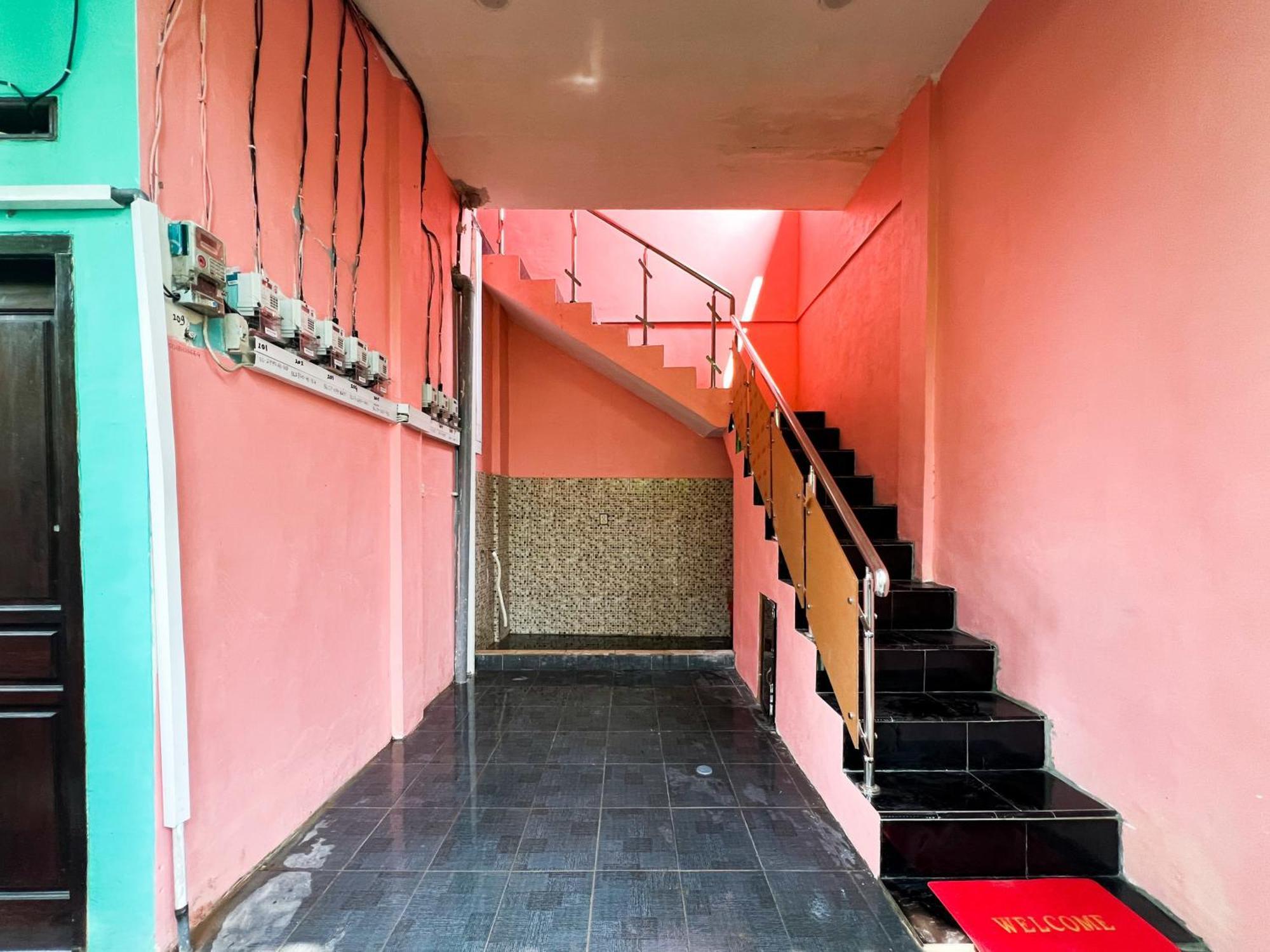 Reddoorz Near Sunrise Mall Mojokerto Buitenkant foto